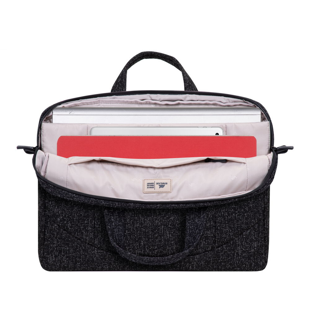 Borsa nera per laptop con manici, contenente un laptop argentato e un tablet rosso.