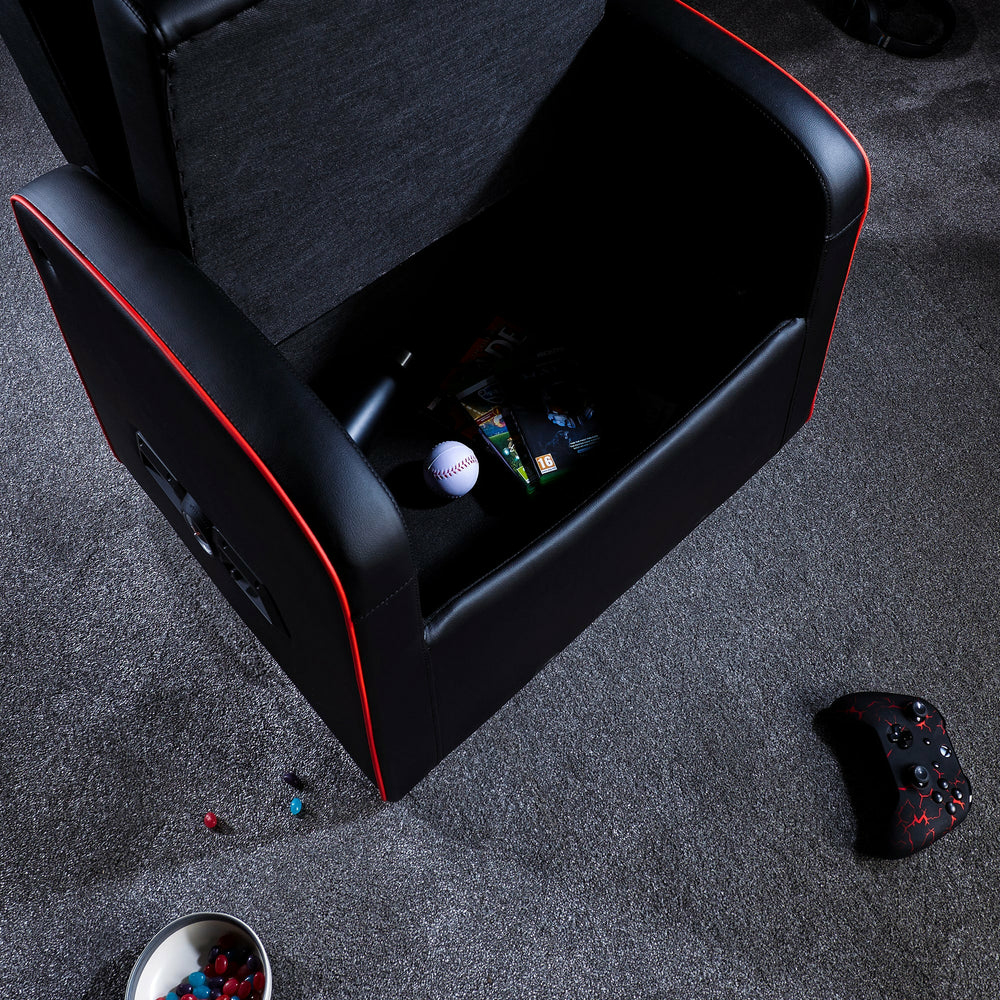 Schwarzer gaming-sessel mit roter Umrandung, geöffnet, darin ein Ball, Spiele und eine Flasche.