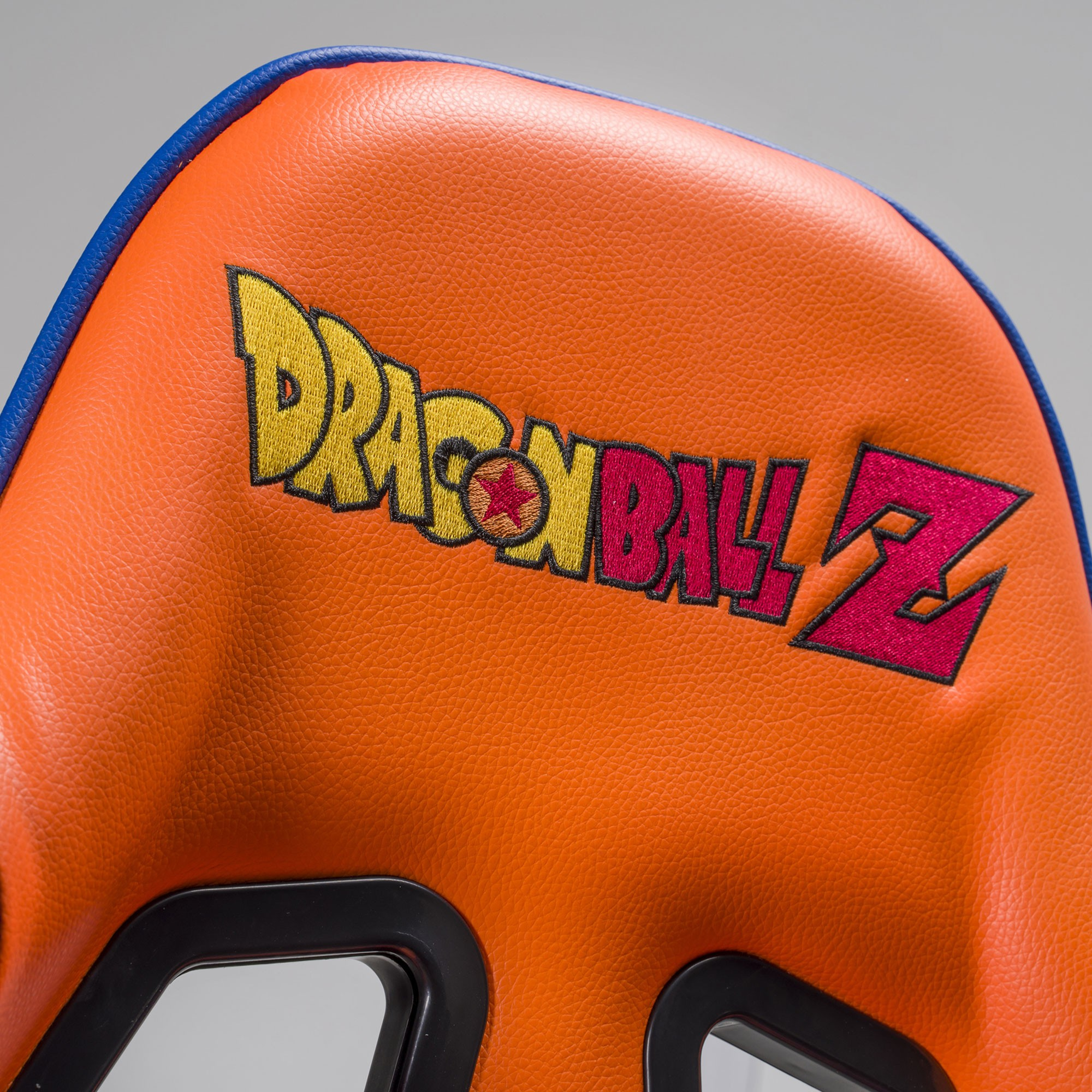 Orangefarbener Sitz mit Dragon Ball Z Logo. Blaue Kanten und schwarze Details.