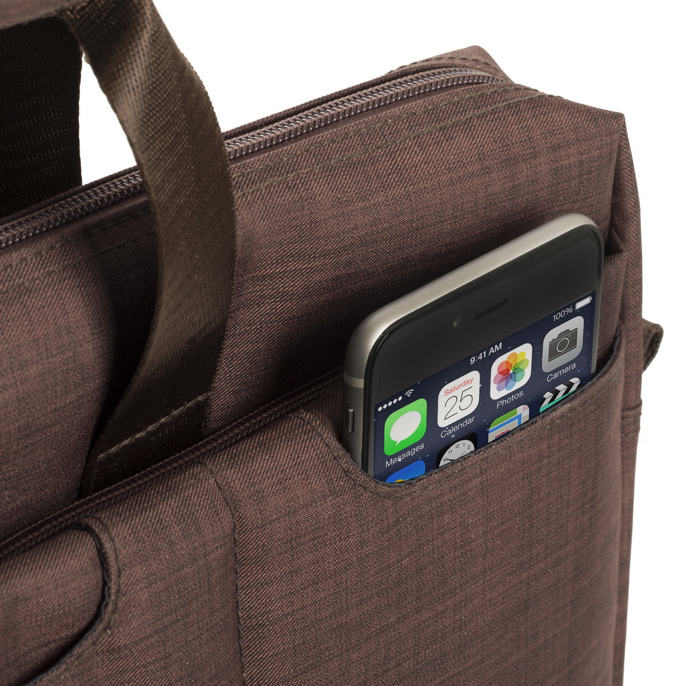 Un smartphone est dans la poche d'un sac marron.