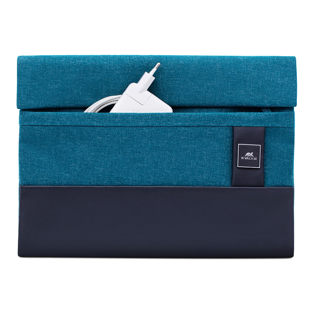Blaugrüne Tasche mit weißem Ladegerät und Kabel in der oberen Tasche.