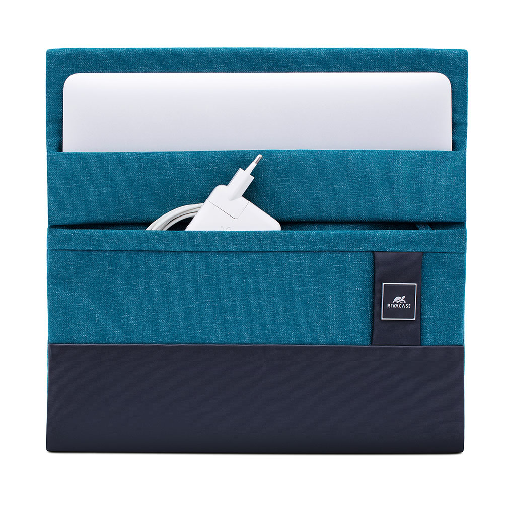 Teal Laptop-Hülle mit weißem Ladegerät und Laptop.