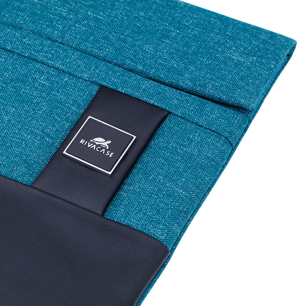 Blauer Stoff mit RIVACASE-Logo.