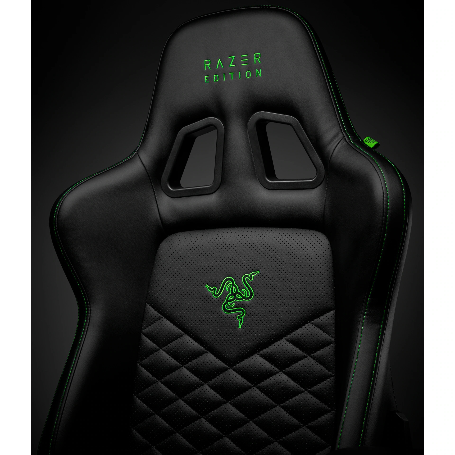 Sedia da gaming nera con cuciture verdi e logo Razer.