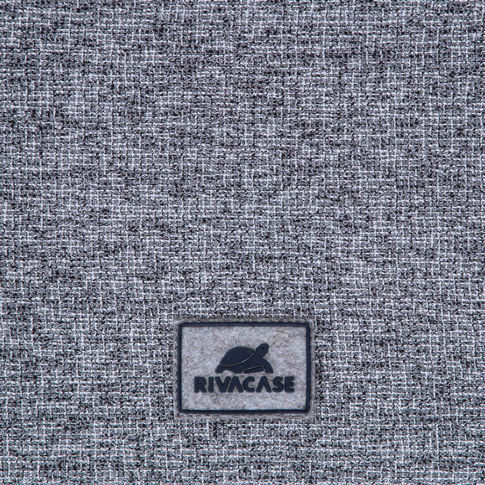 Tessuto grigio con etichetta rettangolare e logo RIVACASE.