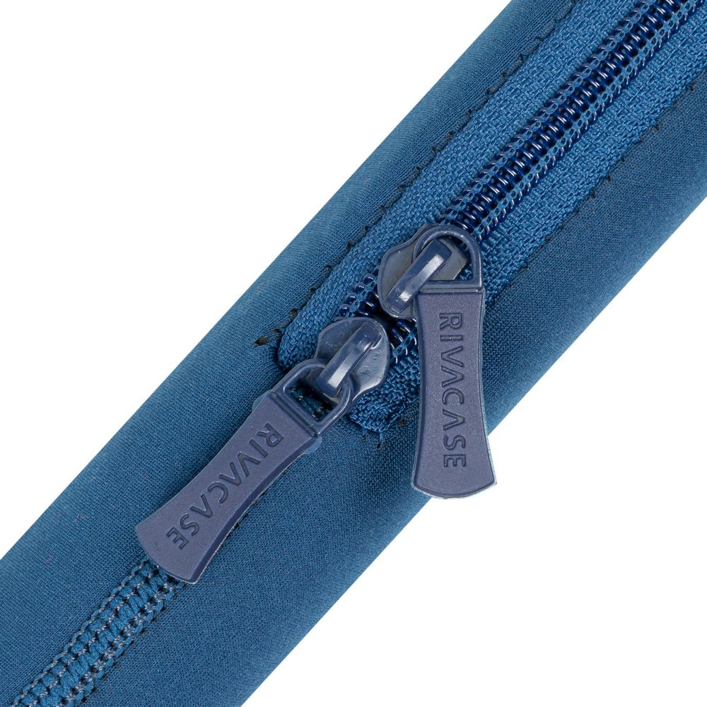 Due tiretti blu con marchio RIVACASE su tessuto blu.