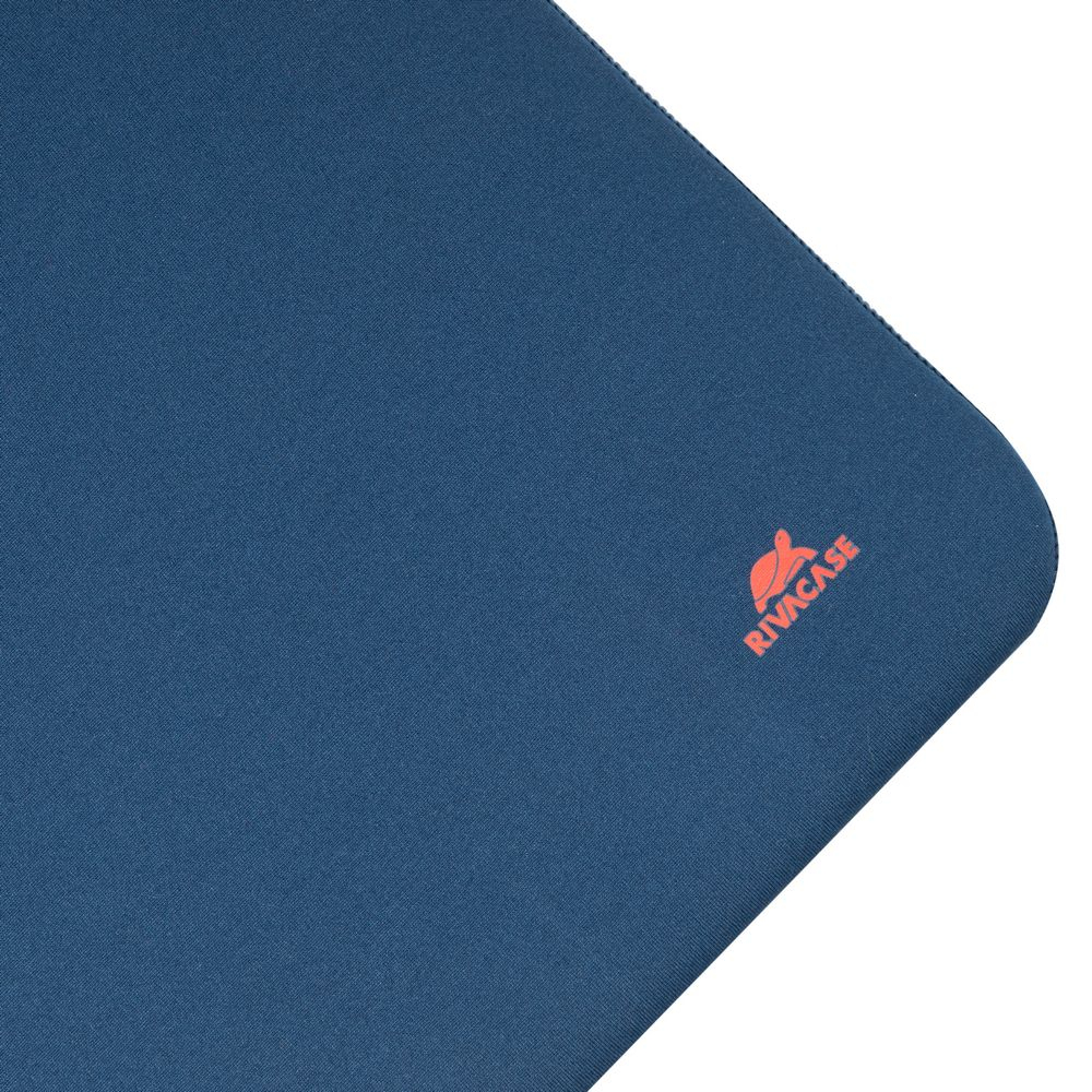 Superficie testurizzata blu scuro con logo e testo RIVACASE arancione nell'angolo.