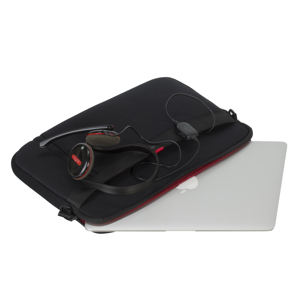 Czarna torba na laptopa ze słuchawkami i MacBookiem.