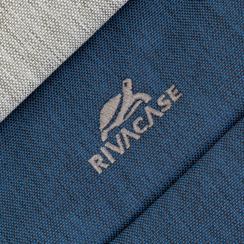 Tessuto blu con logo RIVACASE, accanto a materiale grigio chiaro.