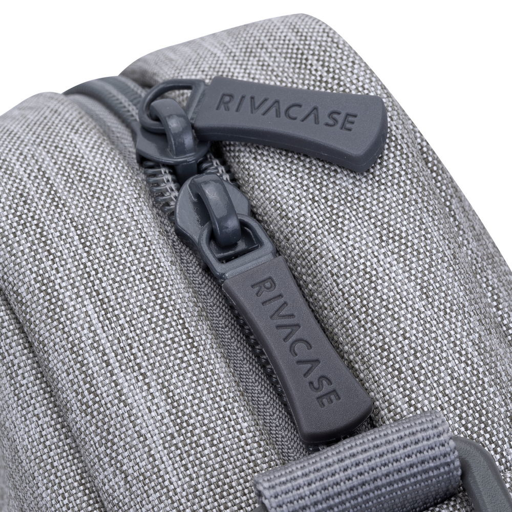 Borsa in tessuto grigio con due tiretti cerniera, etichettati 'RIVACASE'.