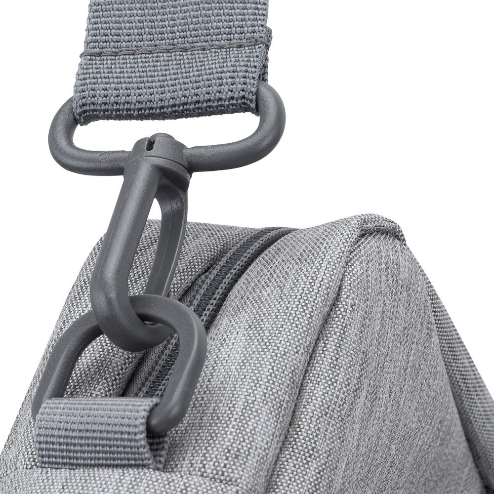 Primo piano di una cinghia di borsa in tessuto grigio e clip di plastica su sfondo bianco.
