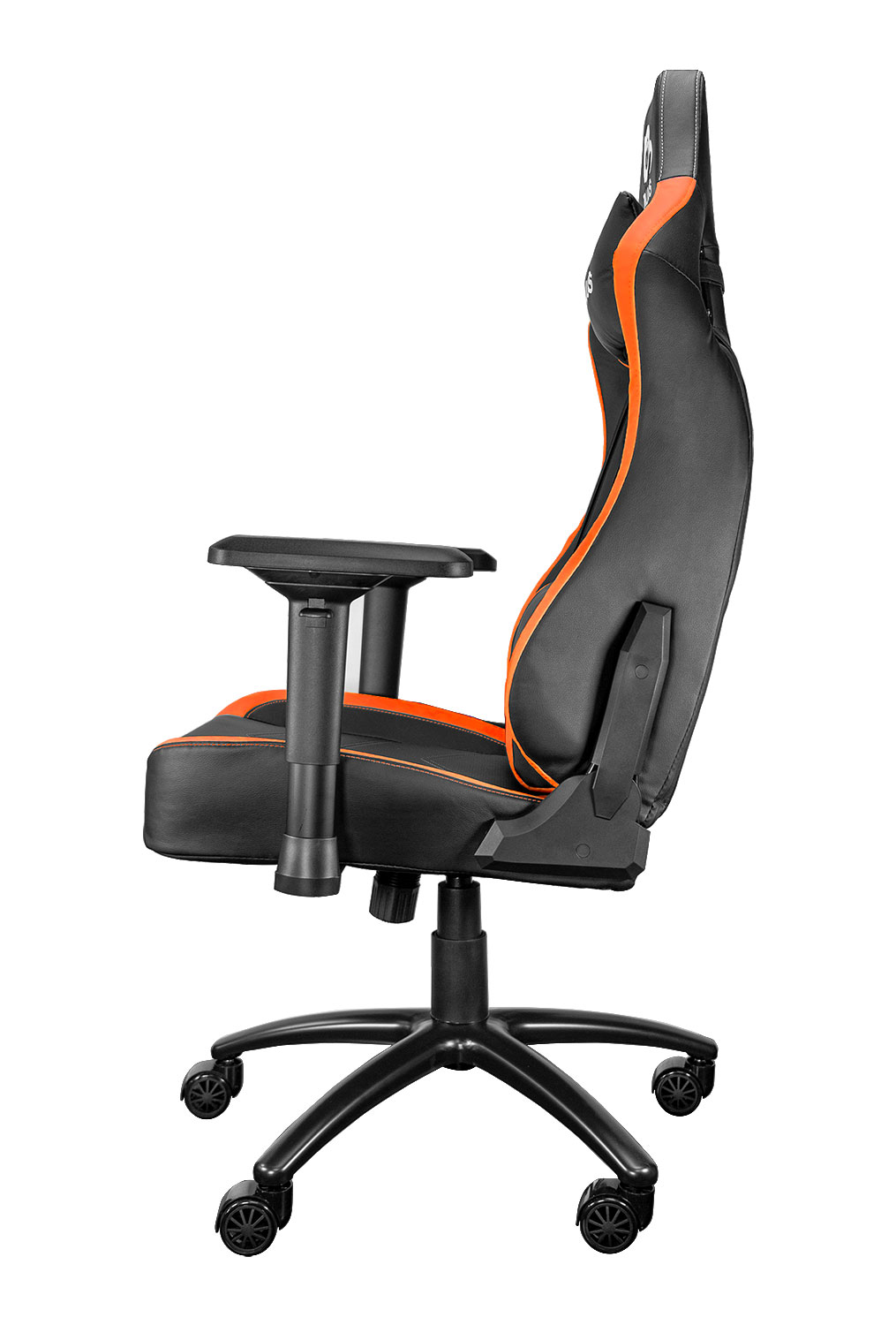 Silla gaming negra con ribetes naranjas, reposabrazos ajustable, fondo blanco.
