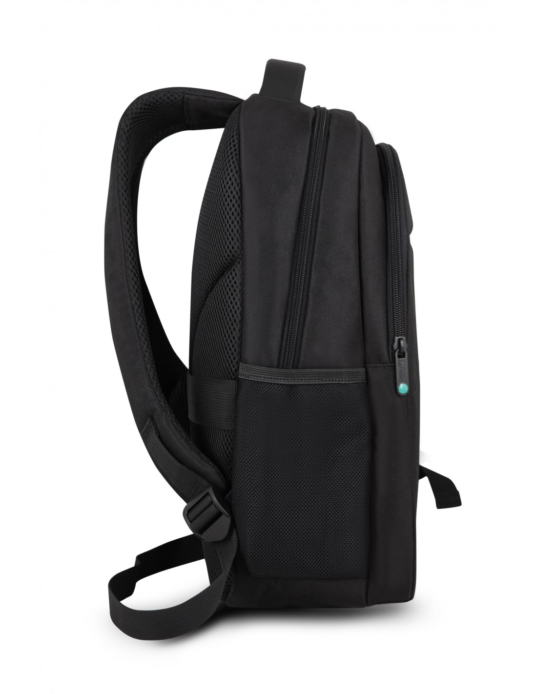 Ein schwarzer Rucksack wird im Profil gegen einen weißen Hintergrund gezeigt.