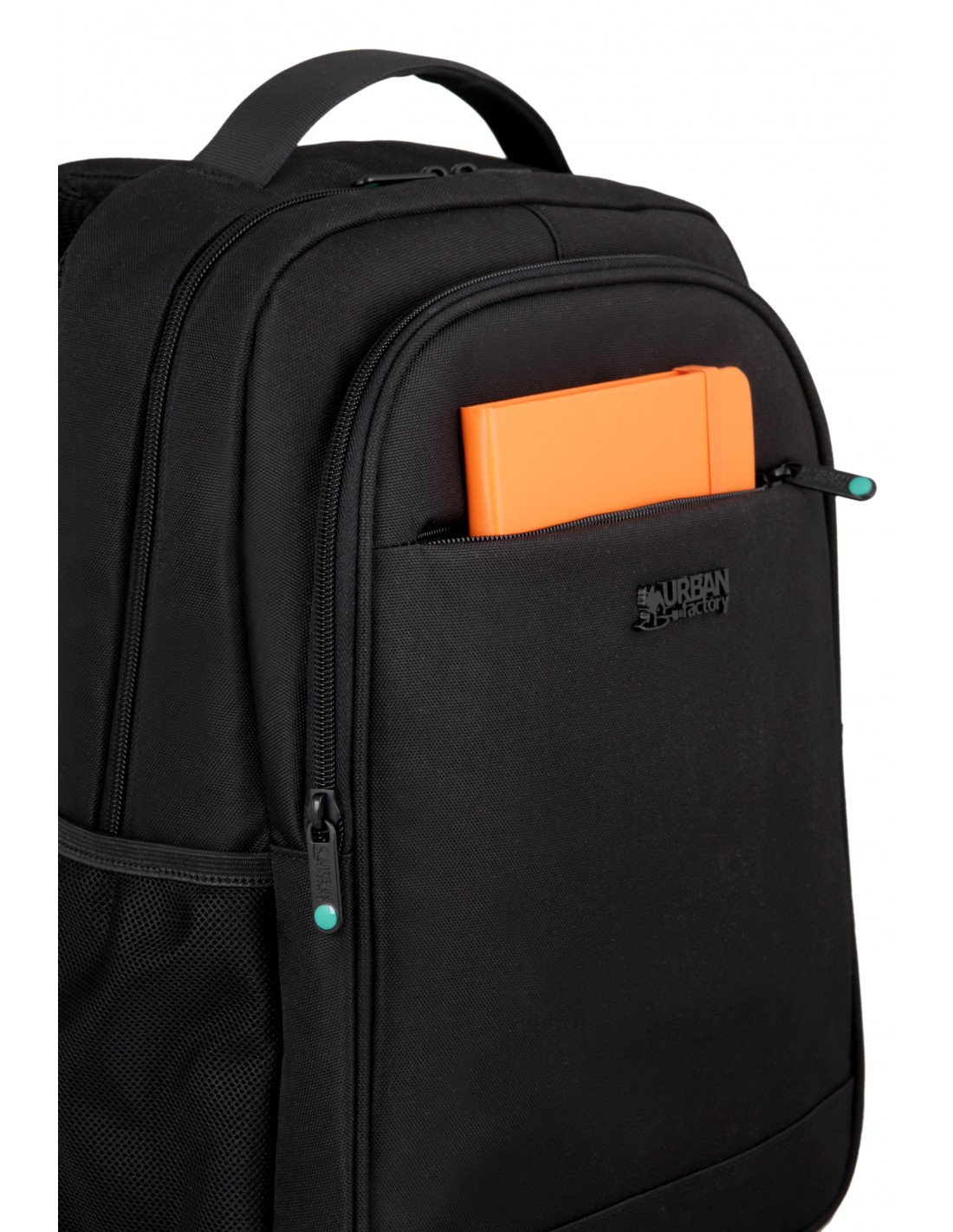 Schwarzer Rucksack mit einem orangefarbenen Notizbuch in einer Fronttasche. Urban Factory Logo sichtbar.