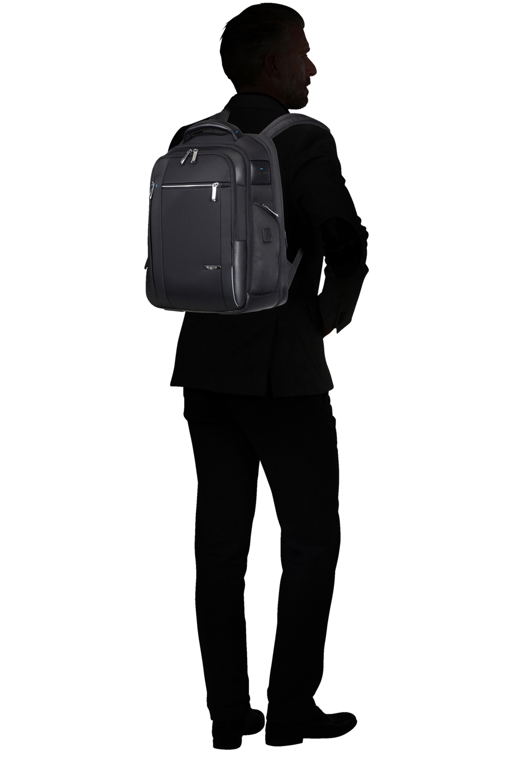 Mann mit schwarzem Rucksack auf dem Rücken, gekleidet in einen Anzug.
