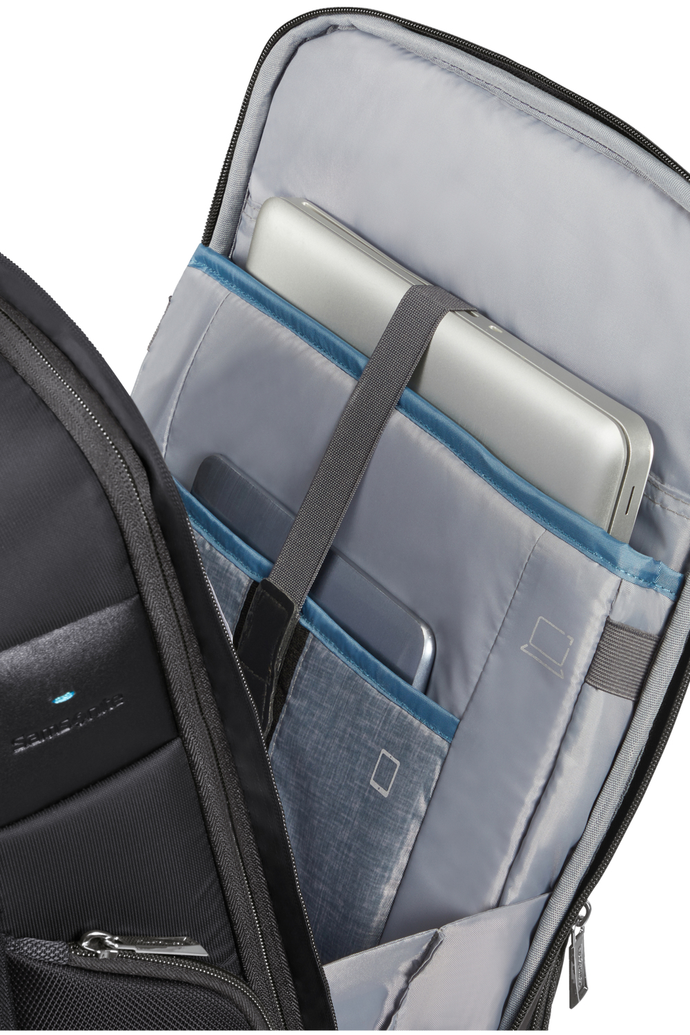 Offener schwarzer Rucksack innen mit silbernem Laptop und Handy in Taschen.