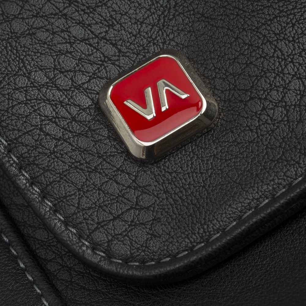 Pelle nera con logo VA rosso.
