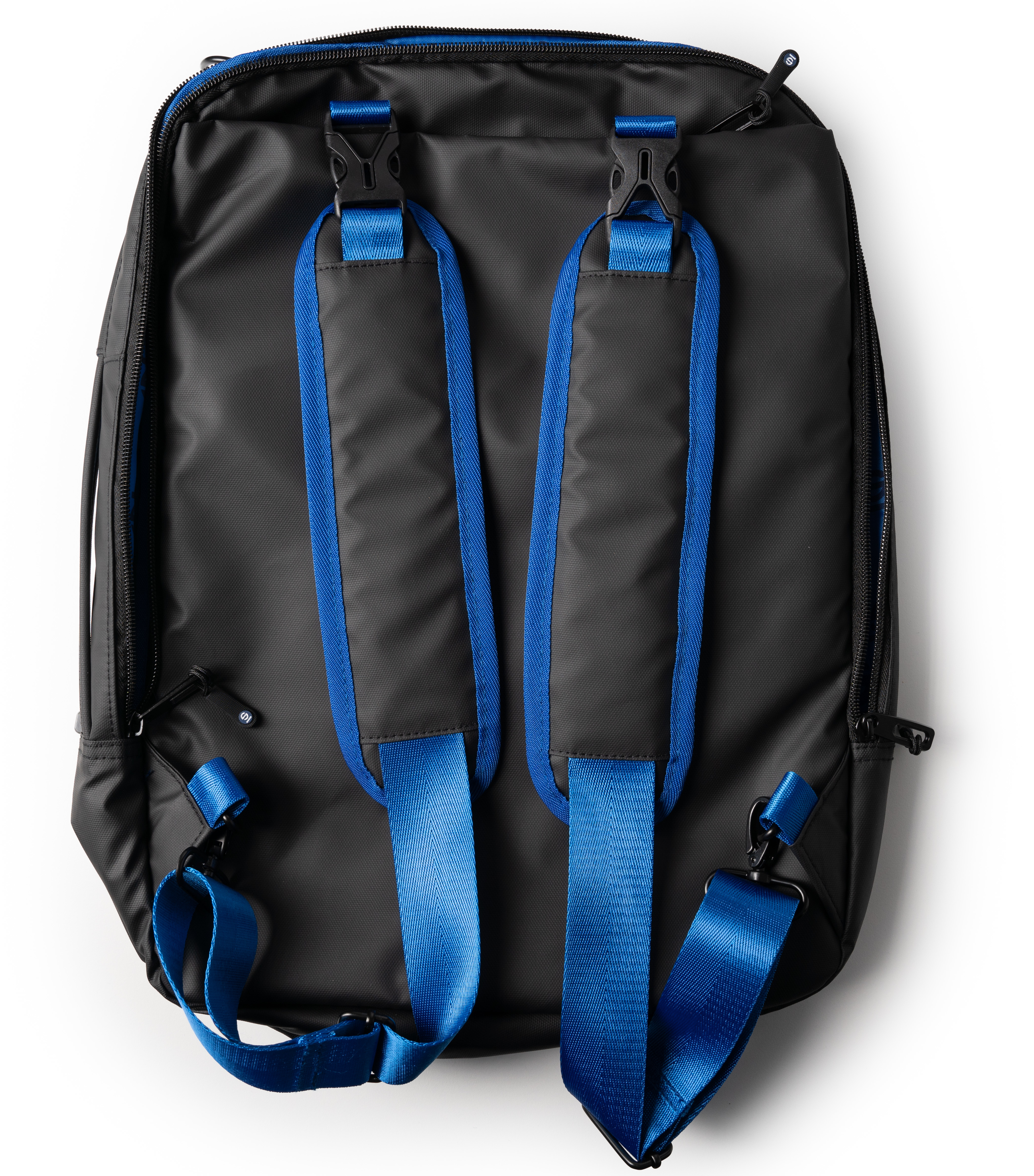 Schwarzer Rucksack mit blauen Trägern und Reißverschlüssen auf weißem Hintergrund.