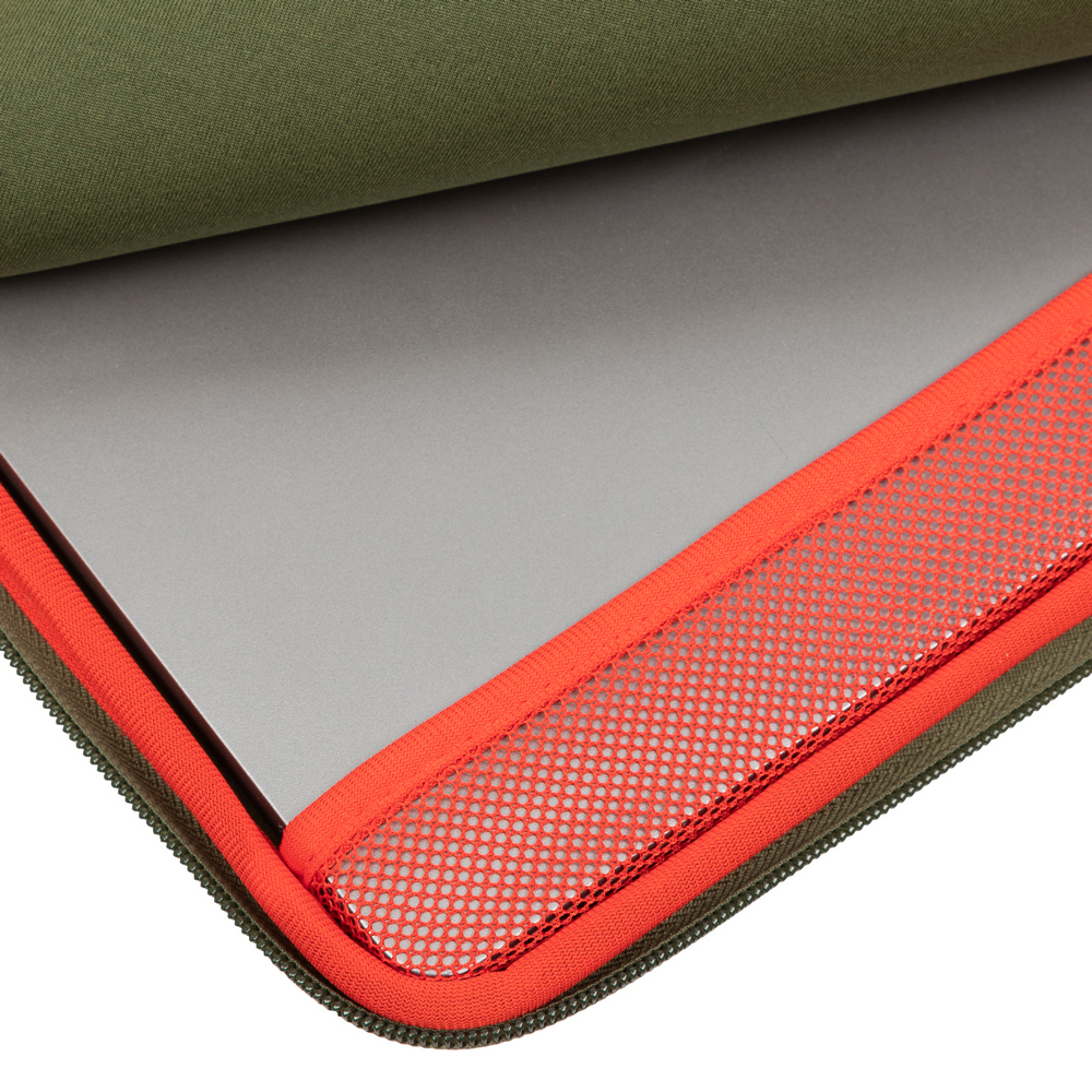 Un laptop grigio all'interno di una custodia verde oliva con inserto in rete rossa.