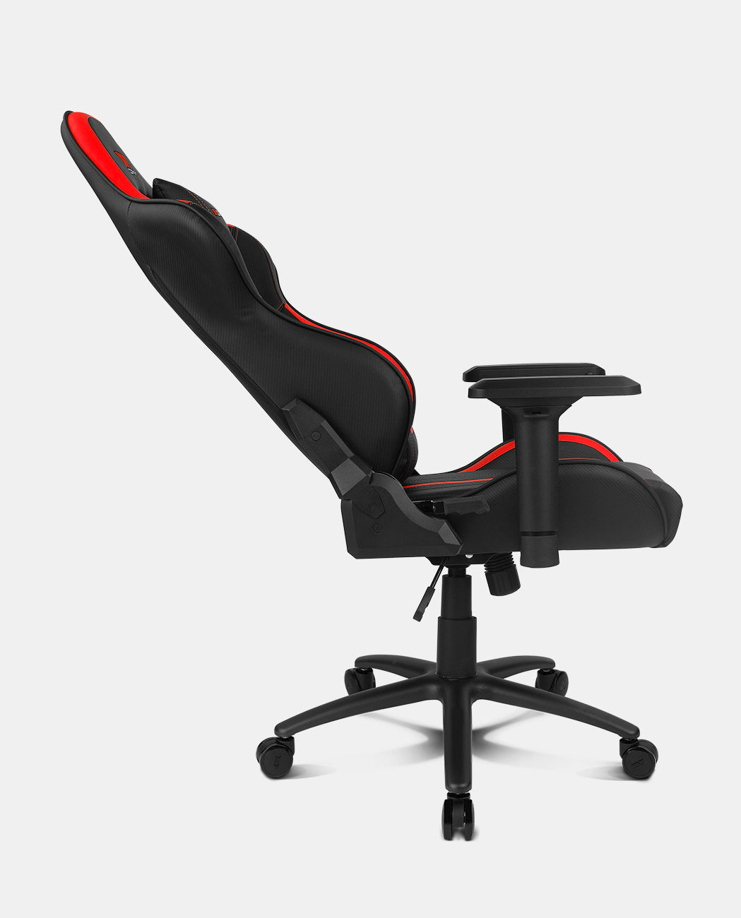 Ein schwarzer Gaming-Stuhl mit roten Akzenten, auf Rollen, von der Seite gezeigt.