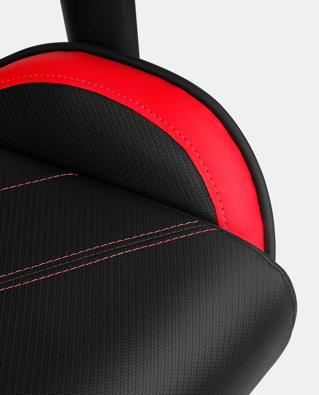 Schwarzer Stuhl mit roter Polsterung und Nähten. Detailaufnahme.