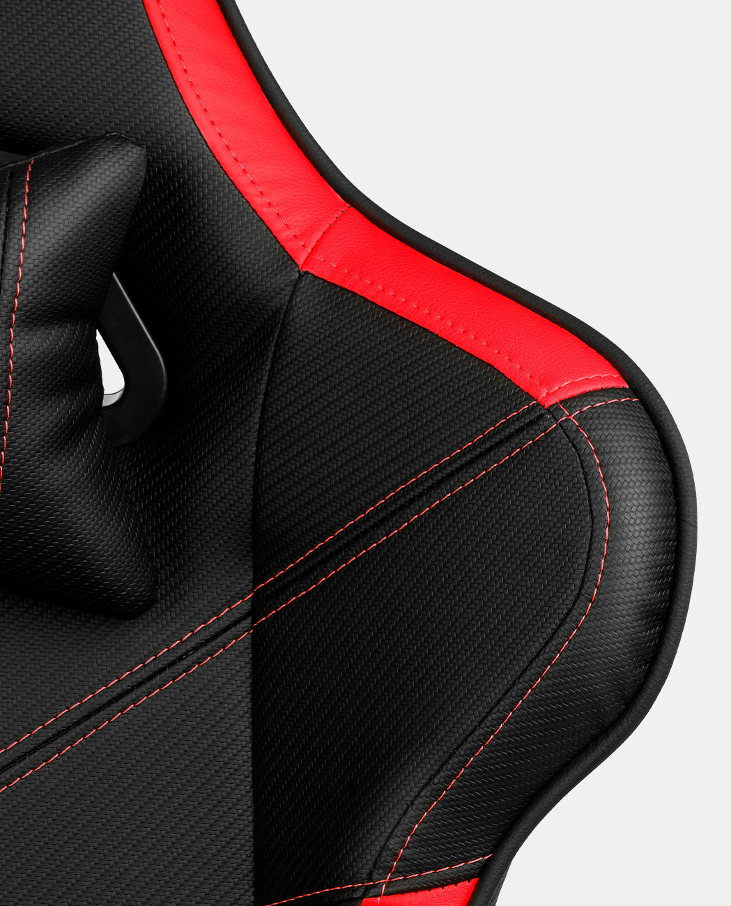 Detailaufnahme eines schwarzen Stuhls mit roten Akzenten und Nähten.