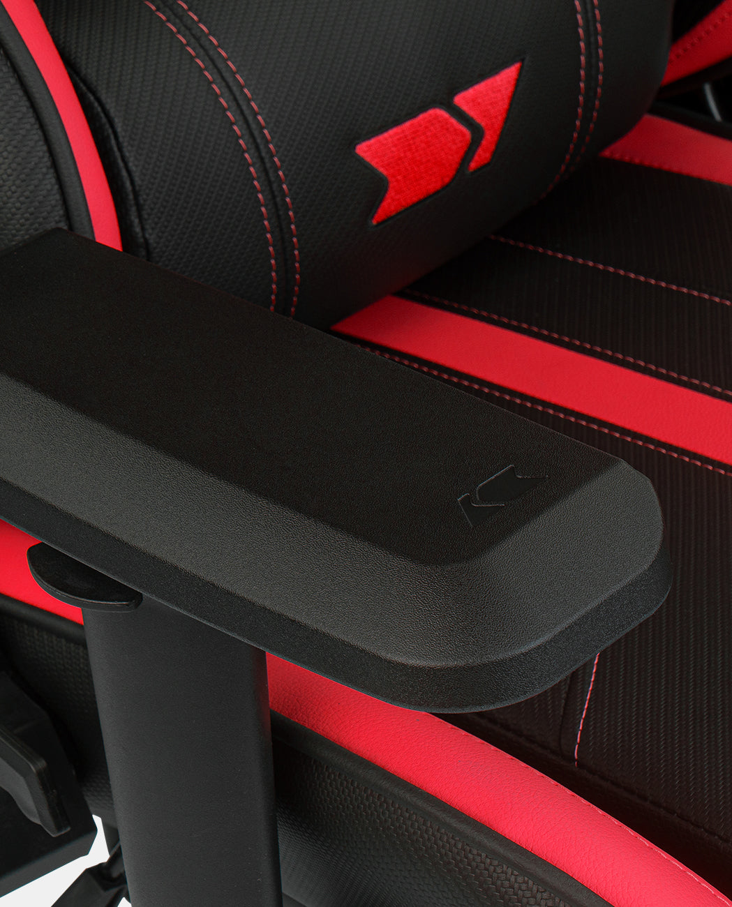 Detailansicht eines schwarzen Gaming-Stuhls mit roten Akzenten und Nähten.