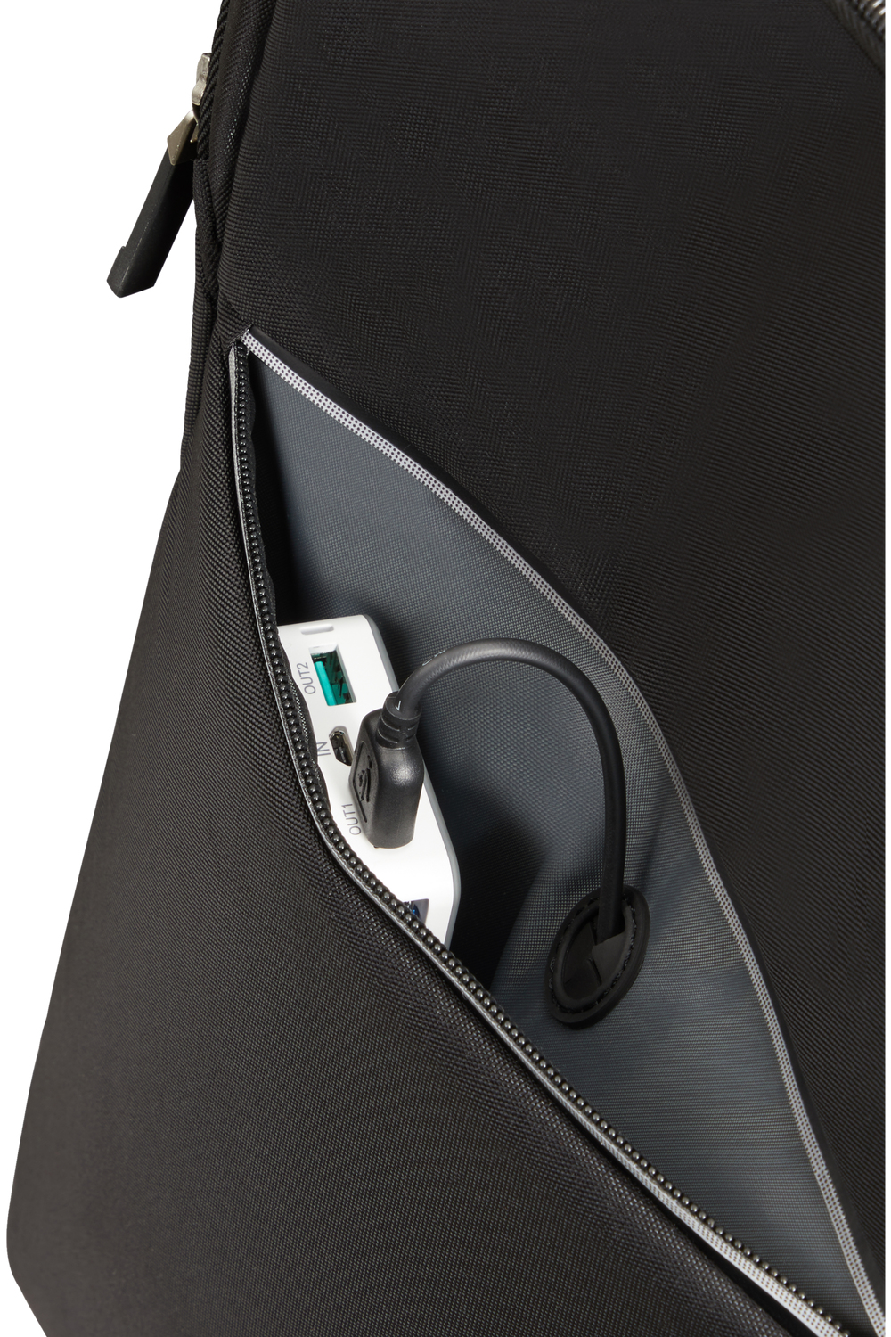 Ein weißer Powerbank mit schwarzem Kabel ist in einer schwarzen Tasche mit Reißverschluss.