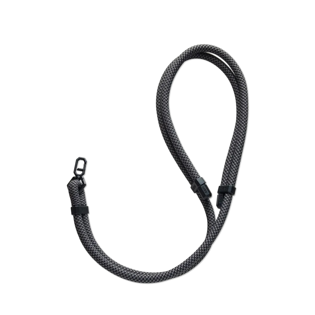 Una cuerda gris oscuro con clips negros y un mosquetón sobre fondo blanco.