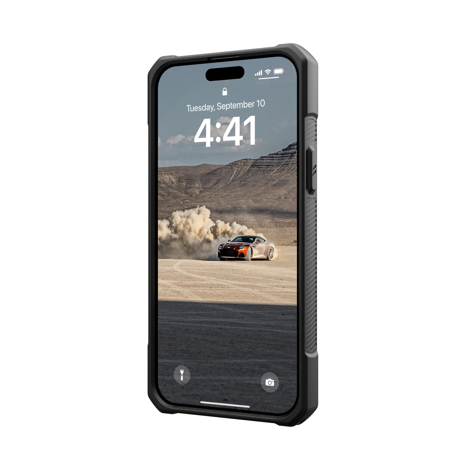 Uno smartphone mostra un'auto rossa che derapa sulla sabbia del deserto.