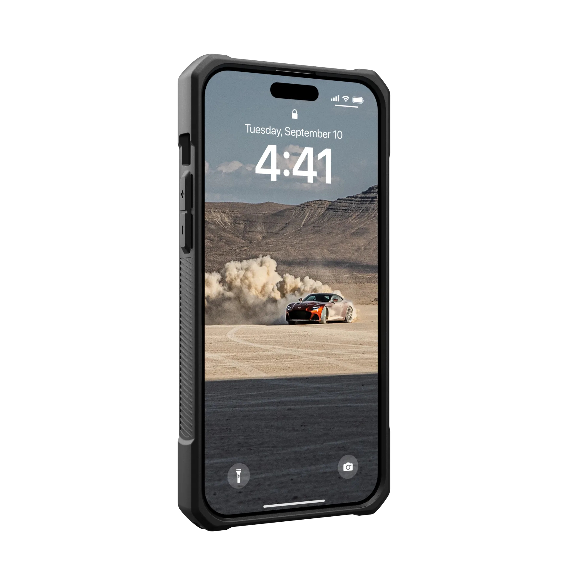 Un'auto sportiva rossa solleva polvere nel deserto sulla schermata di blocco di un telefono.