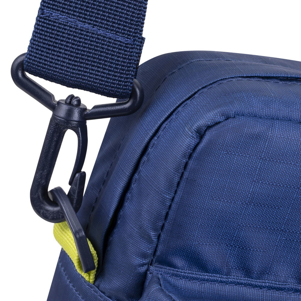 Primo piano di una borsa blu con moschettone nero e dettaglio cinghia gialla.