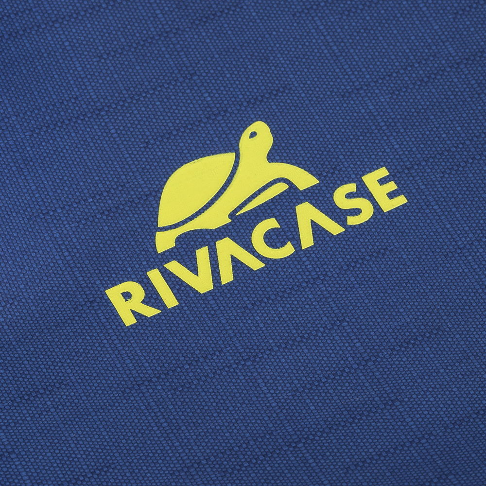 Logo tartaruga giallo con scritta RIVACASE su tessuto blu scuro.