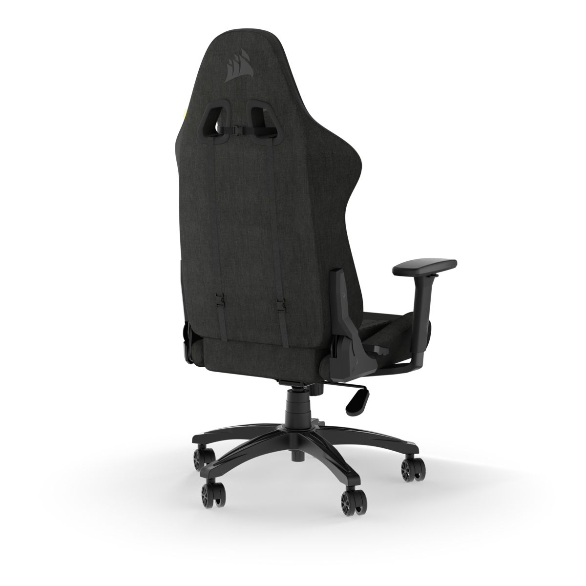 Schwarzer Gaming-Stuhl mit hoher Rückenlehne und Armlehnen auf Fünf-Stern-Basis mit Rollen.