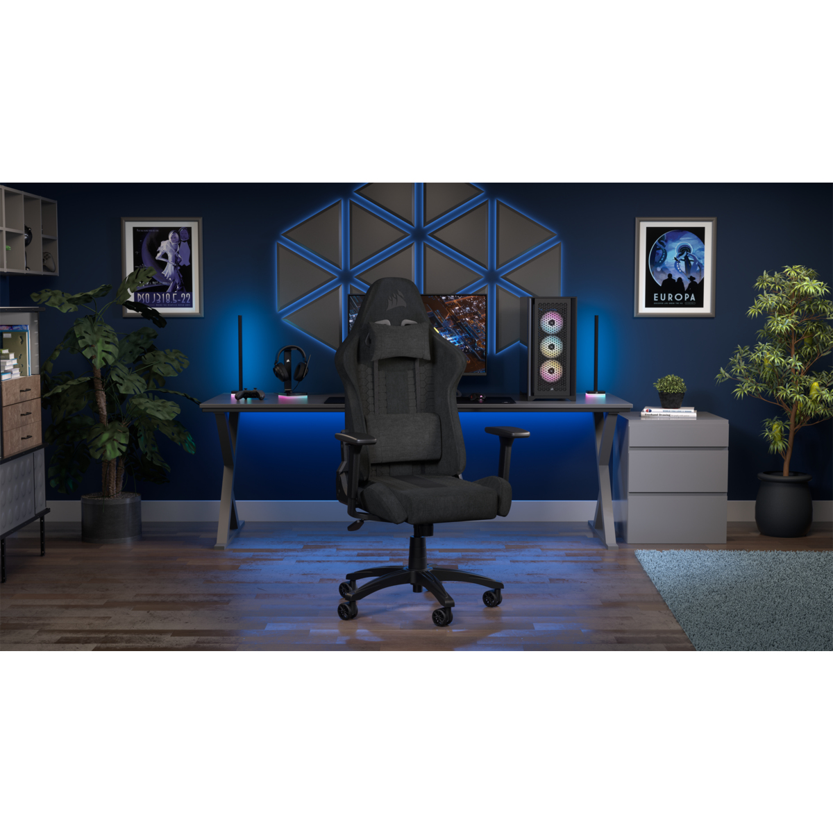 Ein dunkler Gaming-Stuhl steht vor einem Schreibtisch mit Computern und Lichtern.