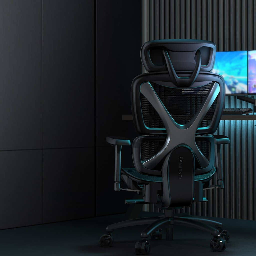 Una silla de oficina negra ergonómica con respaldo de malla y brazos ajustables.