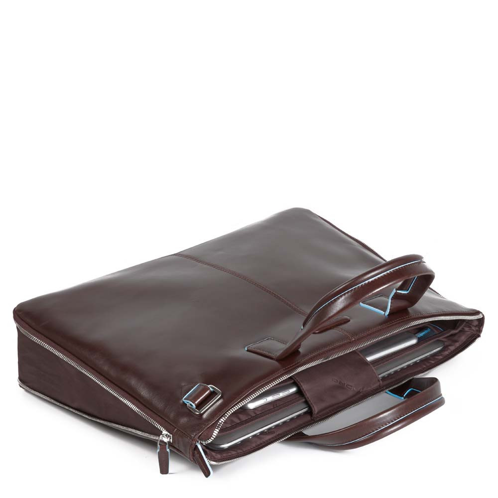 Braune Leder-Laptoptasche mit silbernen Reißverschlüssen und hellblauen Akzenten.