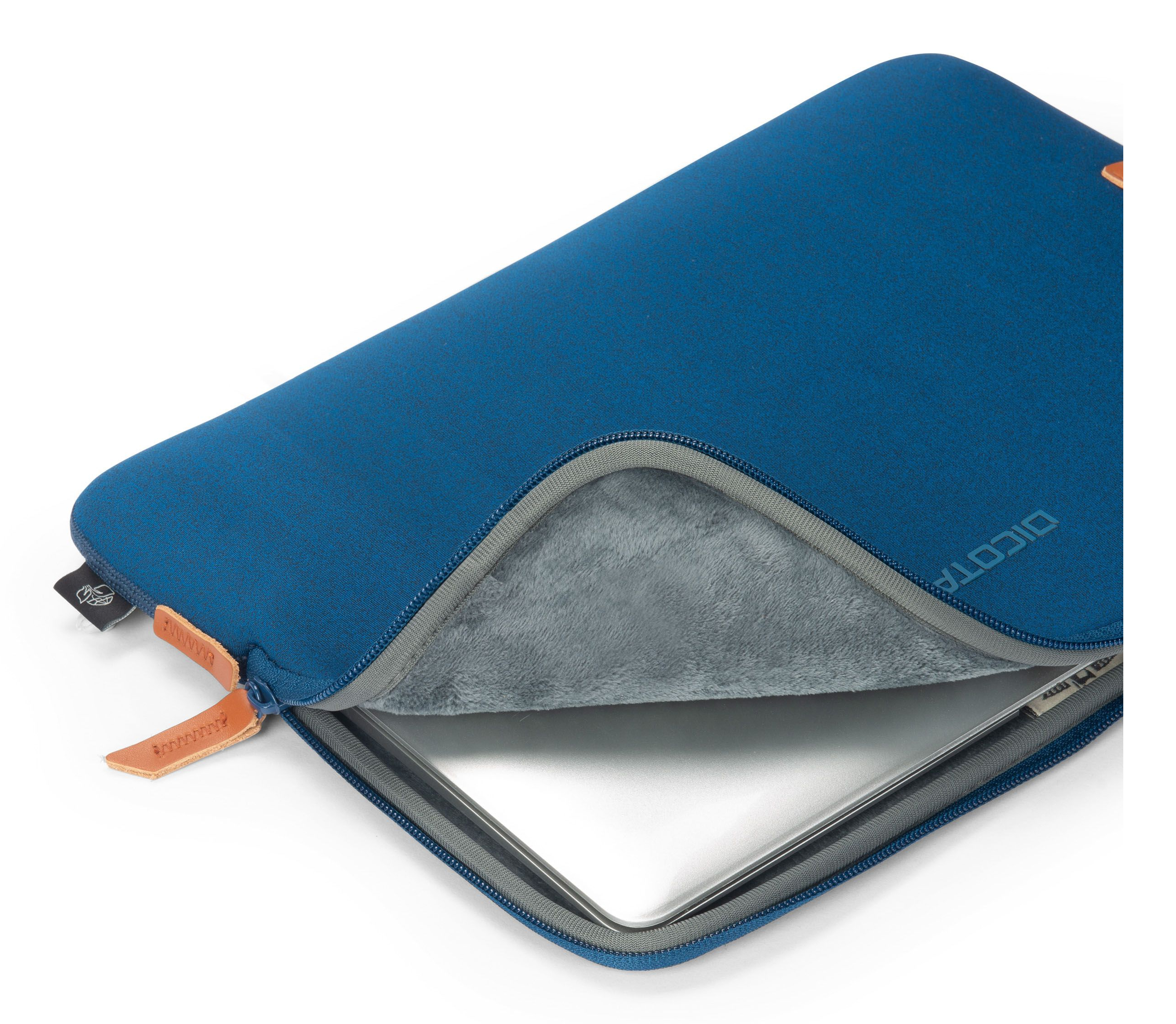 Blaue Laptoptasche mit Reißverschluss, innen grau gefüttert, mit silbernem Laptop.