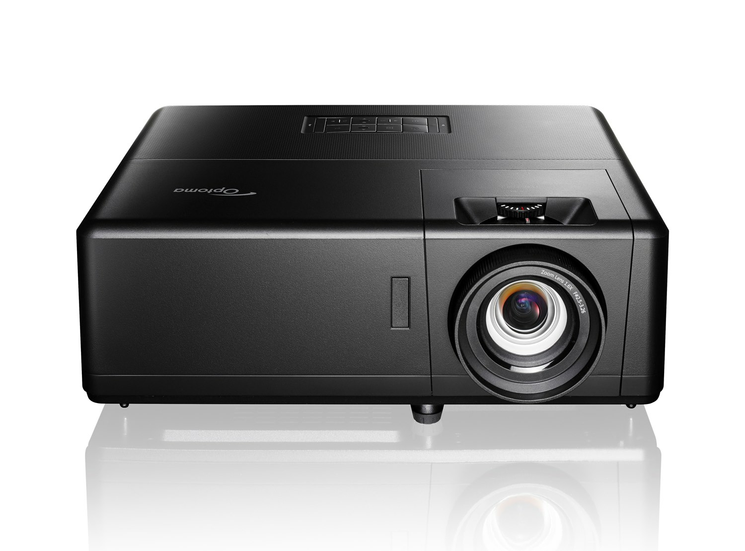 Un proiettore Optoma nero con obiettivo grande e pulsanti di controllo poggia su una superficie riflettente.