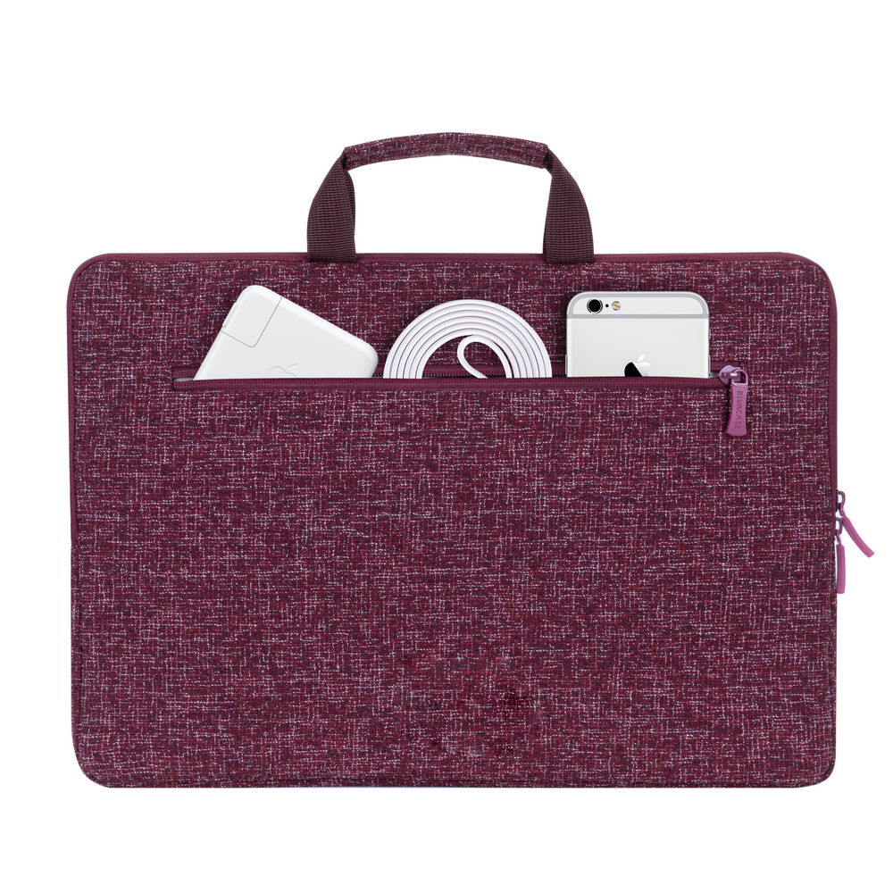 Una borsa per laptop color borgogna con tasca esterna contenente un alimentatore bianco, un cavo bianco e uno smartphone argentato.