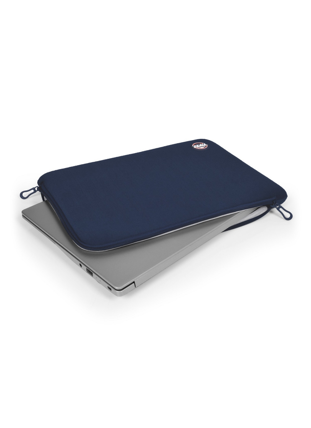 Una custodia blu navy copre parzialmente un laptop argento su sfondo bianco.