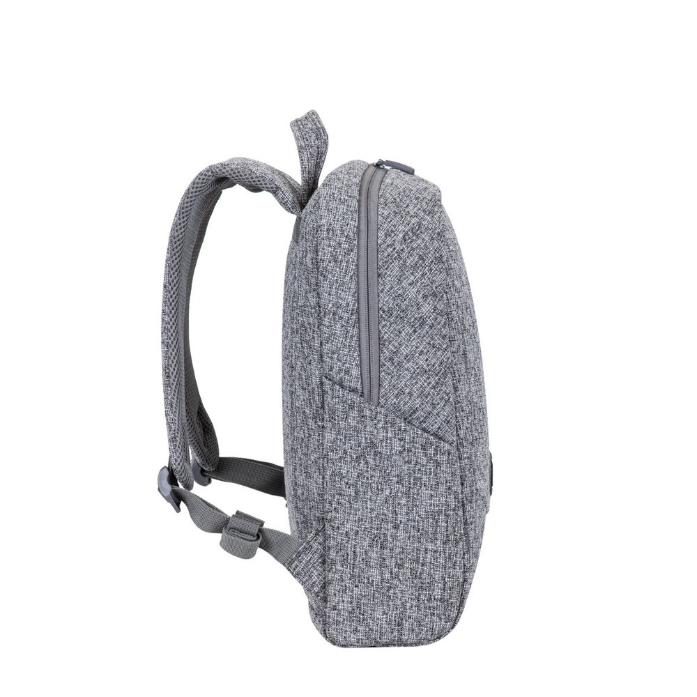 Grauer Rucksack mit Reißverschluss und verstellbaren Trägern auf weißem Hintergrund.