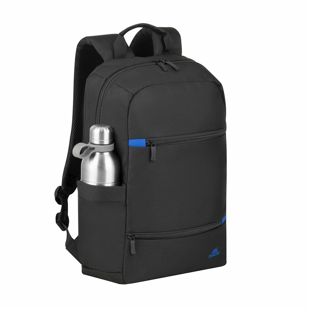 Schwarzer Rucksack mit silberner Wasserflasche in Seitentasche.