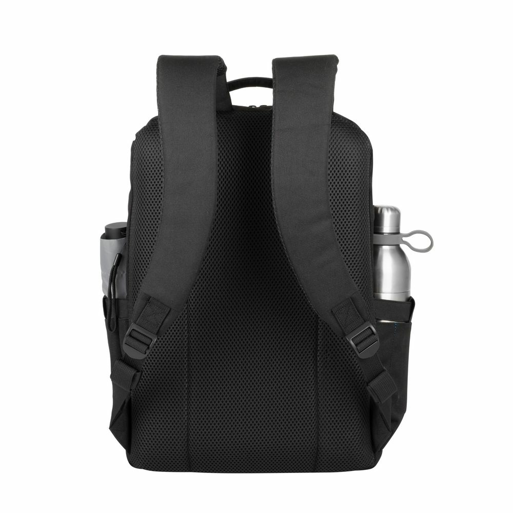 Schwarzer Rucksack mit zwei Schultergurten, einer Wasserflasche und einem Stift.