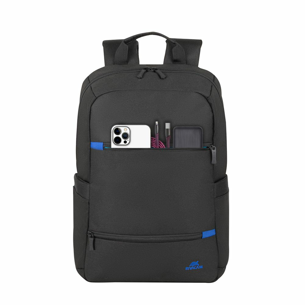 Schwarzer Rucksack mit Handy, Kabeln und Powerbank in der vorderen Tasche.