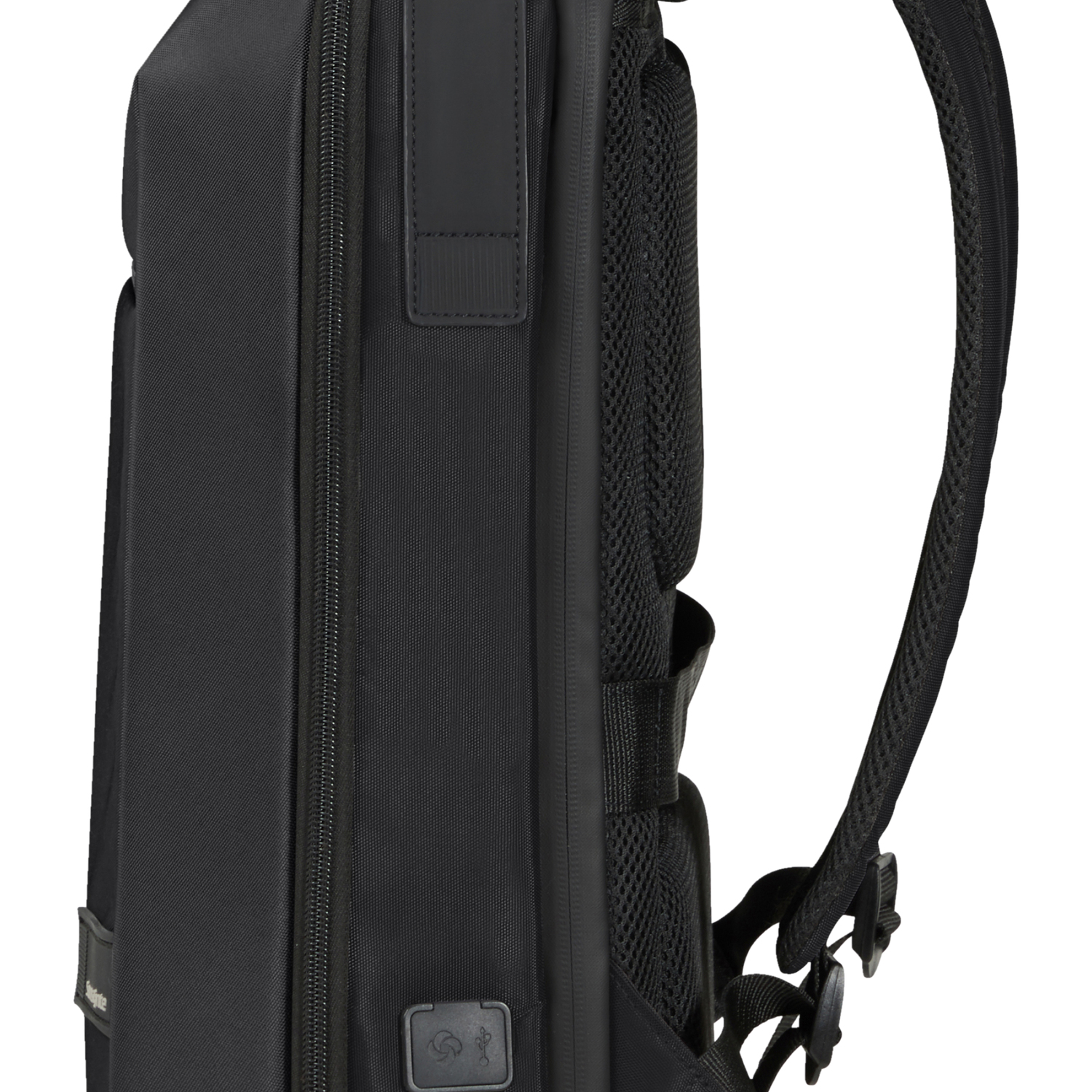 Mochila negra con cremallera y correas acolchadas.