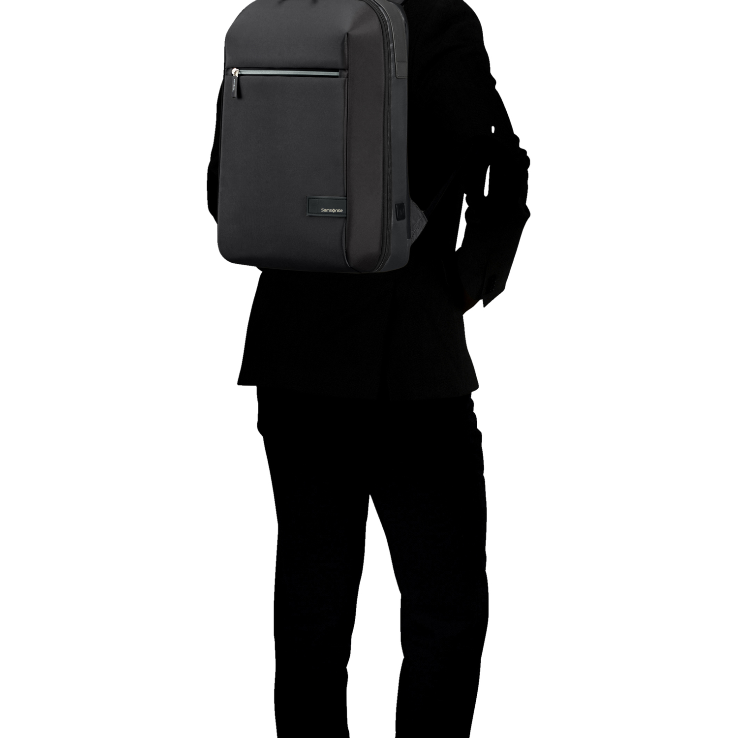 Un hombre con traje negro lleva una mochila negra en la espalda.