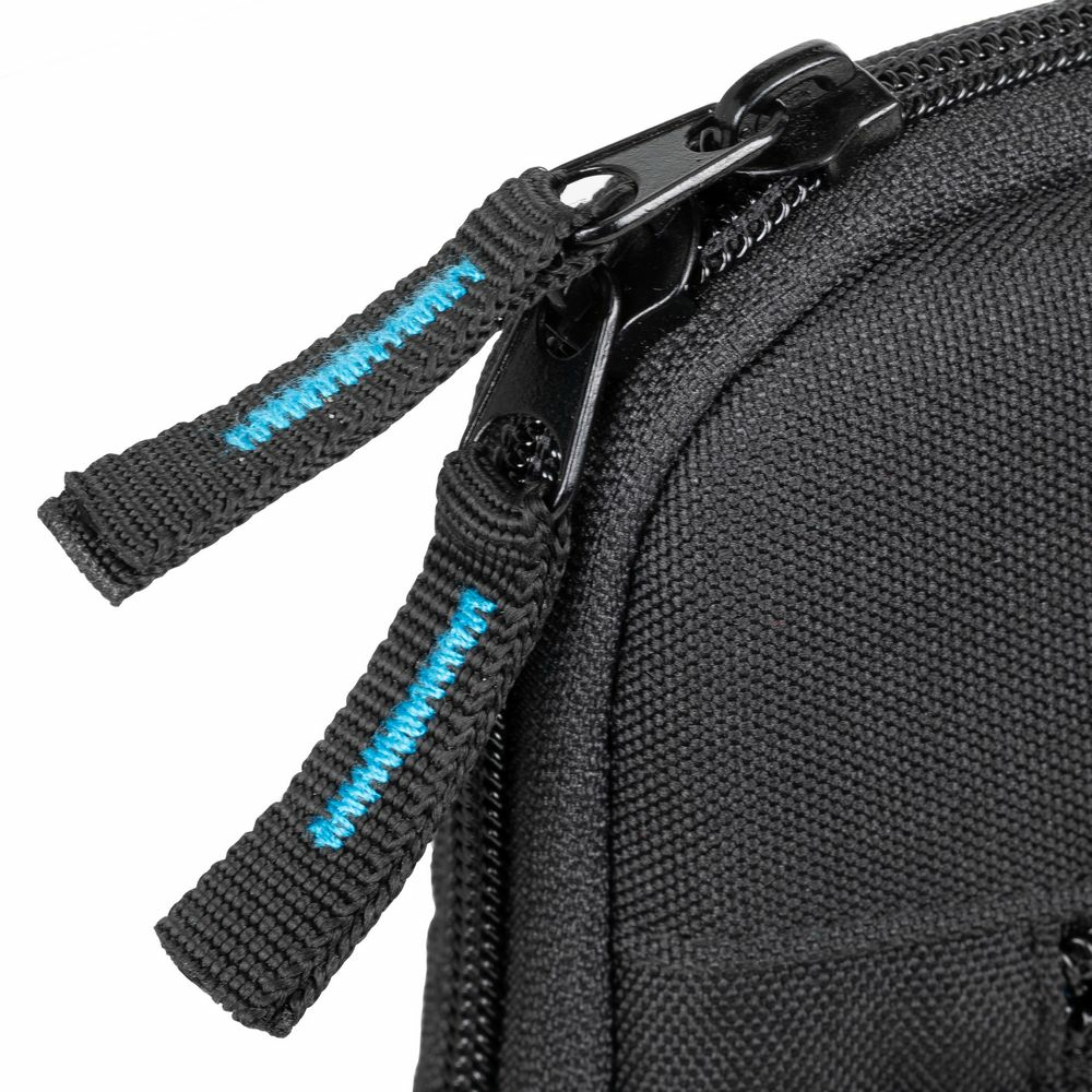 Primo piano di una borsa nera con due tiretti della zip con accenti blu.