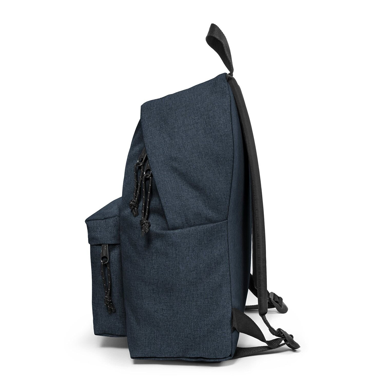 Ein dunkelblauer Rucksack mit schwarzen Reißverschlüssen und Trägern, seitlich aufgenommen.