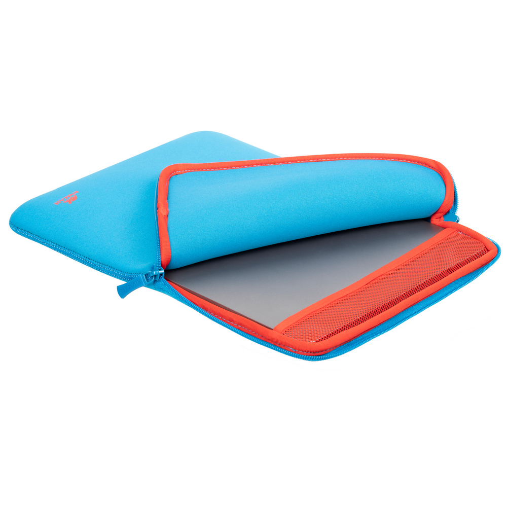 Eine blaue Laptoptasche mit orangefarbener Paspel ist geöffnet und zeigt einen grauen Laptop darin.